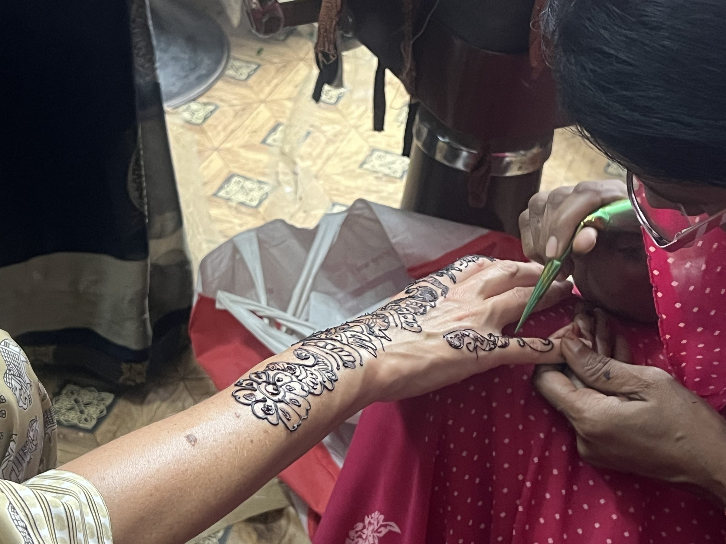 Henna hands
